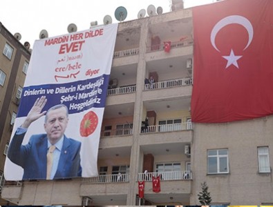Erdoğan, Mardin'de 4 dilde pankartla karşılandı