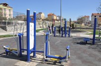 VANDALIZM - Parkı Ve Spor Sahasını Ateşe Verdiler