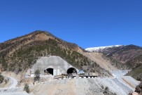 KARAYOLU TÜNELİ - Tünel Dağı Bu Kez Boğazından Değil Göbeğinden Deliyor