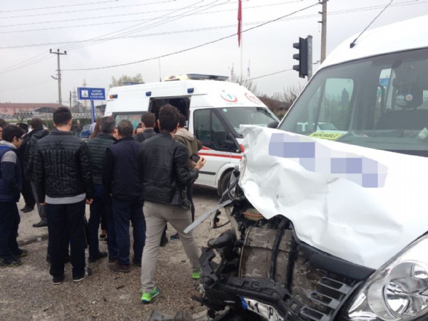 Işık ihlali kaza getirdi: 18 yaralı