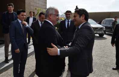 AB Bakan Yardımcısı Ali Şahin Vali Tuna'yı Ziyaret Etti