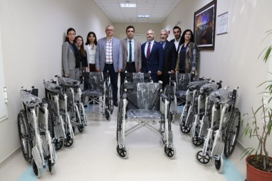 AÜ'den Tekerlekli Sandalye Bağışı