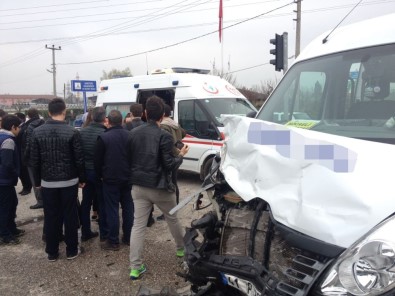 Işık ihlali kaza getirdi: 18 yaralı