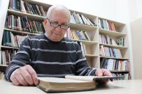 İŞÇİ EMEKLİSİ - Hayatını Kitaplarla Zenginleştiriyor