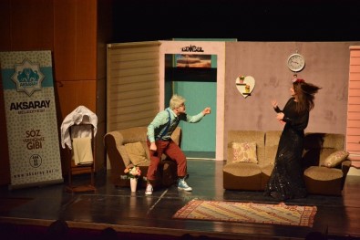 Aksaray'da 'Çevrimdışı Aile' Tiyatro Oyunu Sahne Aldı
