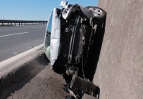 SU KANALI - Kontrolünü Kaybeden Araç Su Kanalına Girdi Açıklaması 2 Yaralı