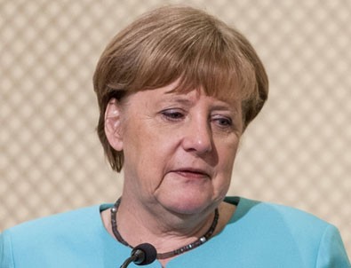 Merkel: Oturma izni olmayanlar ülkeyi terk etmeli