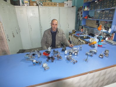 Malazgirt'te Hurda Televizyon Parçalarıyla Maket Oyuncaklar Üretiyor