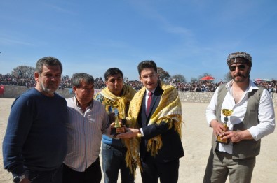 Ayvacık'ta Develer Depremzedelere Moral İçin Güreştirildi