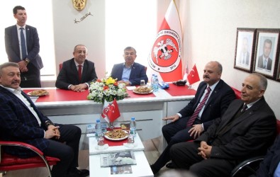 Bakan Yılmaz, Mersin'de Sivaslılar Derneği'ni Ziyaret Etti
