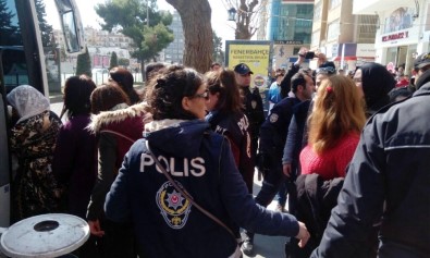 Dilek Öcalan'ın Da Katıldığı İzinsiz Gösteriye Polis Müdahalesi