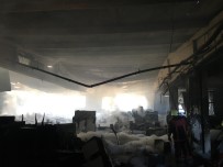 BOYA FABRİKASI - Esenyurt'ta Mutfak Ve Banyo Malzemeleri Üreten Fabrikada Yangın Çıktı