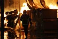 YANGıN YERI - Otomobil fabrikasında yangın