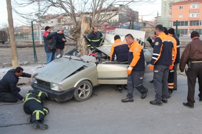 Niğde'de Ağaca Çarpan Araç Takla Attı Açıklaması 2 Ölü