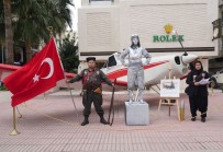 CANLI MANKEN - Türk Kadınına Saygı İçin Uçak Kaldırıma Çıktı