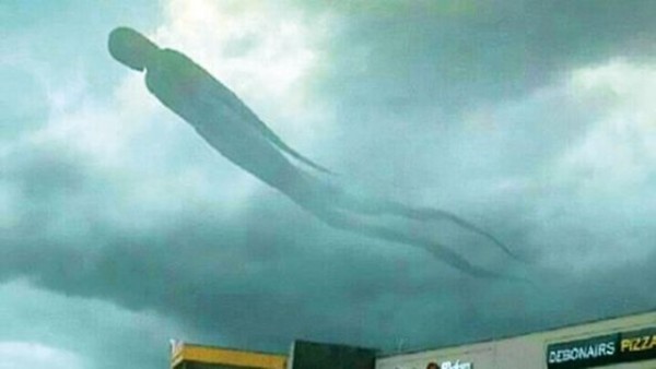 Zambiya'da gökyüzünde beliren tuhaf cisim