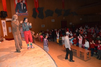 Gençliğe Önem Geleceğe Güven Projesi Tiyatrosuna 2 Bin 500 Öğrenci Katıldı