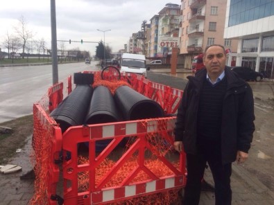 İl Genel Meclis Üyesi Ömer Mustafa Yılmaz, Bitmek Bilmeyen Kanalizasyon Çalışmasına Tepki Gösterdi.
