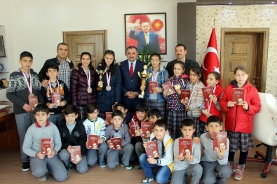 Satranç Şampiyonlarından Başkan Cabbar'a Ziyaret