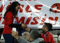 AKALAN - Tribünde Evlenme Teklifi