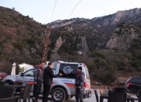 ORMAN MUHAFAZA MEMURU - Uçurumda Mahsur Kalan 2 Suriyeli Öğrenci 12 Saatte Kurtarıldı