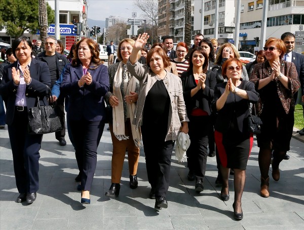 İzmir'de CHP’li kadınlardan bedenleriyle ‘hayır’