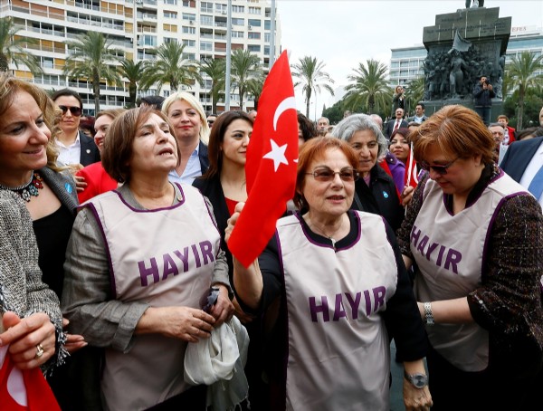 İzmir'de CHP’li kadınlardan bedenleriyle ‘hayır’