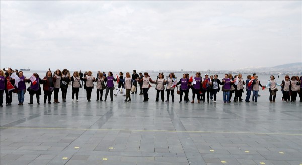 İzmir'de CHP’li kadınlardan bedenleriyle ‘hayır’