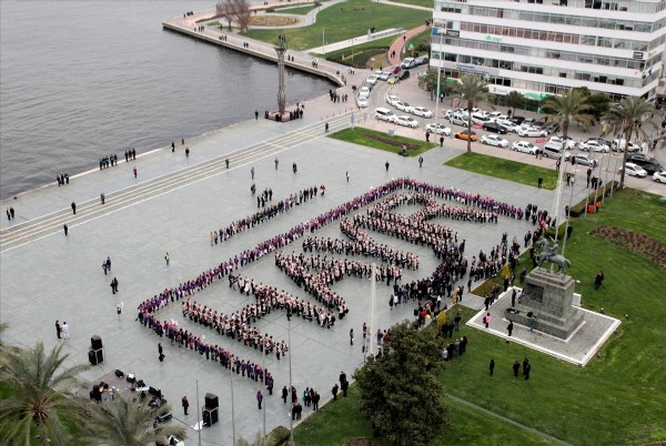 İzmir'de CHP’li kadınlardan bedenleriyle ‘hayır’