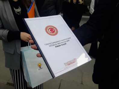 AK Parti Gençlik Kolları, 'Anayasa Değişilik Teklifi'Ni Postayla Kılıçdaroğlu'na Gönderdi