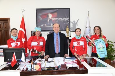 Atatürk İçin Yola Çıkan Bisikletçi Kadınlardan Başkan Özakcan'a Ziyaret