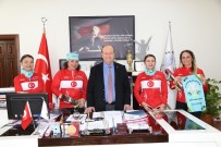 BELEDİYE ÇALIŞANI - Atatürk İçin Yola Çıkan Bisikletçi Kadınlardan Başkan Özakcan'a Ziyaret