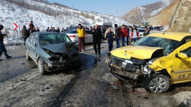 Bitlis'te Otomobille Taksi Çarpıştı Açıklaması 1 Ölü, 6 Yaralı