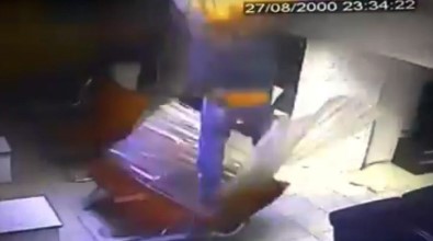 Çuvalla Birlikte Oyun Salonunun Ortasına Düştü