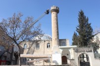 İTFAİYE MERDİVENİ - Depremde Zarar Gören Minarenin Şerefesi Yıkıldı