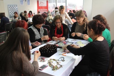 Gaziemir'de Semt Evleri Kadınları Hayata Bağladı
