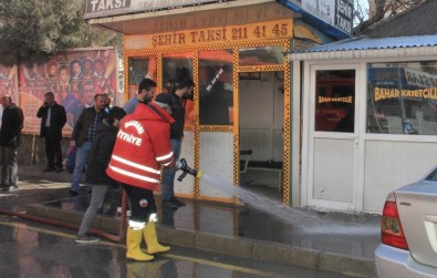 Hakkari'de Taksi Duraklarını Yakıma Çalışması
