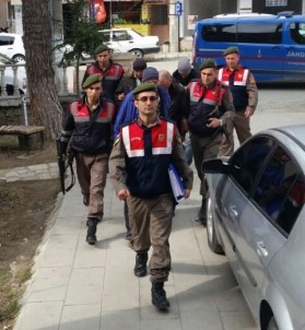İzmir'de Göçmen Kaçakçısı 7 Kişi Yakalandı