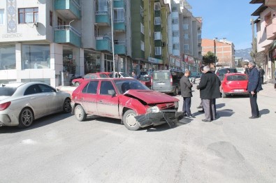 Tosya'da Maddi Hasarlı Trafik Kazası Meydana Geldi