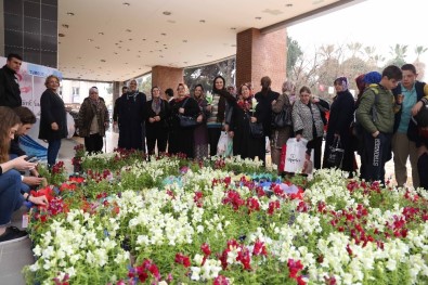 Başkan Şirin'den Kadınlara Çiçek Jesti