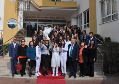 Cumhuriyete Yön Veren Kadınlar Sergisi'nde Öğrenciler Barış Güvercini Uçurdu
