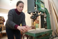 KADINLAR GÜNÜ - Eli Kınalı Kadın Koltuk Tamircisi