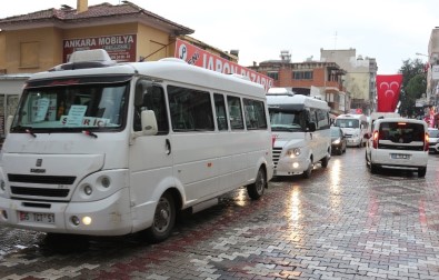 İzmir'de Dolmuşçular Yolu Kapattı, Gergin Anlar Yaşandı