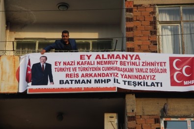 MHP'li başkandan Cumhurbaşkanına pankartlı destek