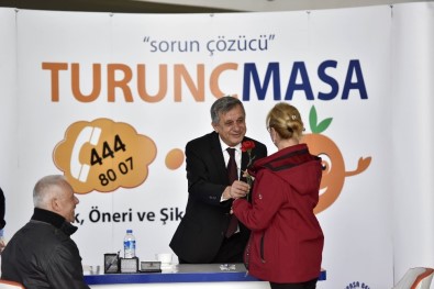 Muratpaşa Belediyesi Başkanvekili Cephaneci'den Kadınlara Karanfil