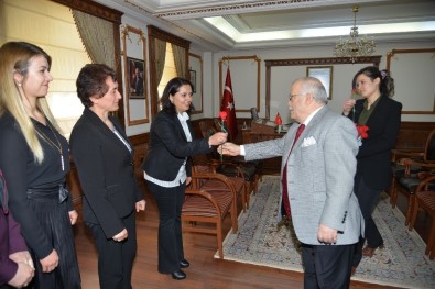 Vali Necati Şentürk Kadın Personele Karanfil Dağıttı