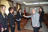 DÜNYA KADıNLAR GÜNÜ - Vali Necati Şentürk Kadın Personele Karanfil Dağıttı