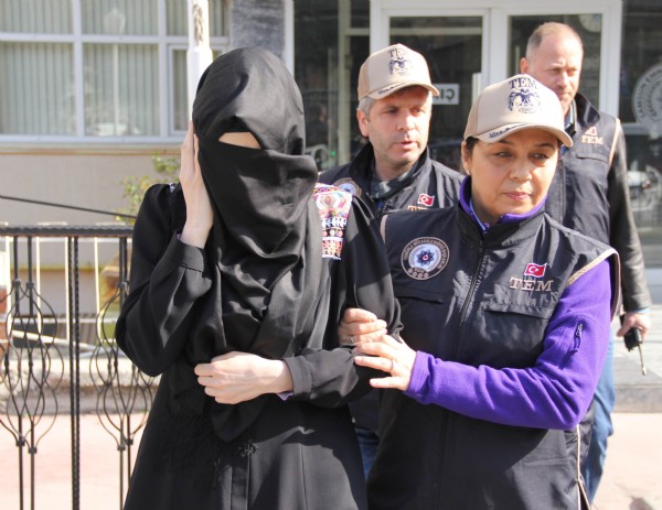 FETÖ'cünün kızı aramada yakalandı