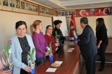 Başkan Akkaya'dan Kadınlara Çiçek
