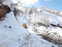 HALIL TOPRAK - Bingöl'de Çığ Düşmesine Karşı Karla Mücadele